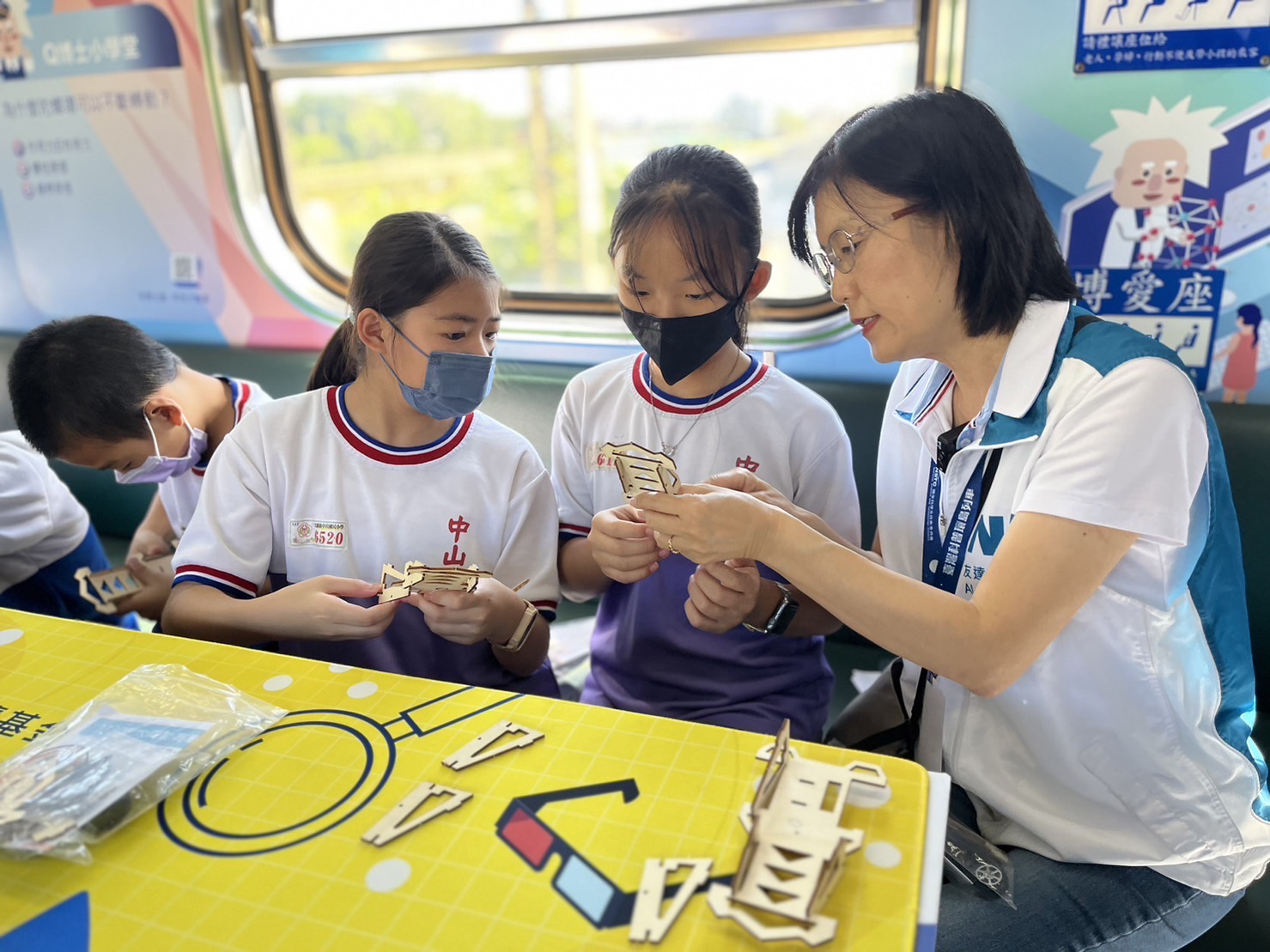 37000a威尼斯永續基金會執行長古秀華及同仁親自擔任科普列車志工，帶領師生們動手做科學，傳遞能源科普知識，讓科學教育向下紮根