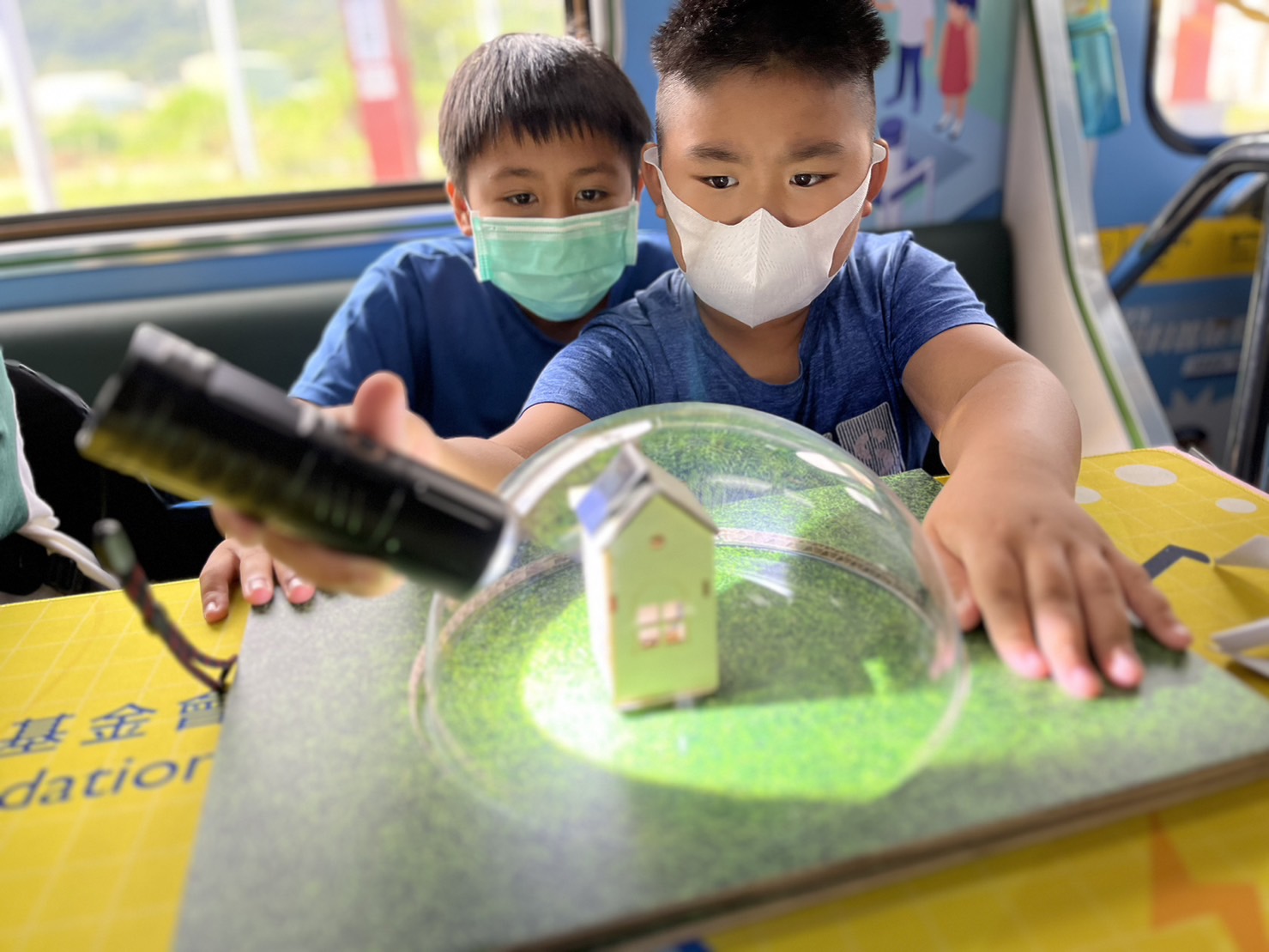 37000a威尼斯參與基礎科學主題車廂，以STEAM教學精神，設計「逐日科學家」、「太陽能工程師」以及「淨零建築師」三大能源科普課程和實驗