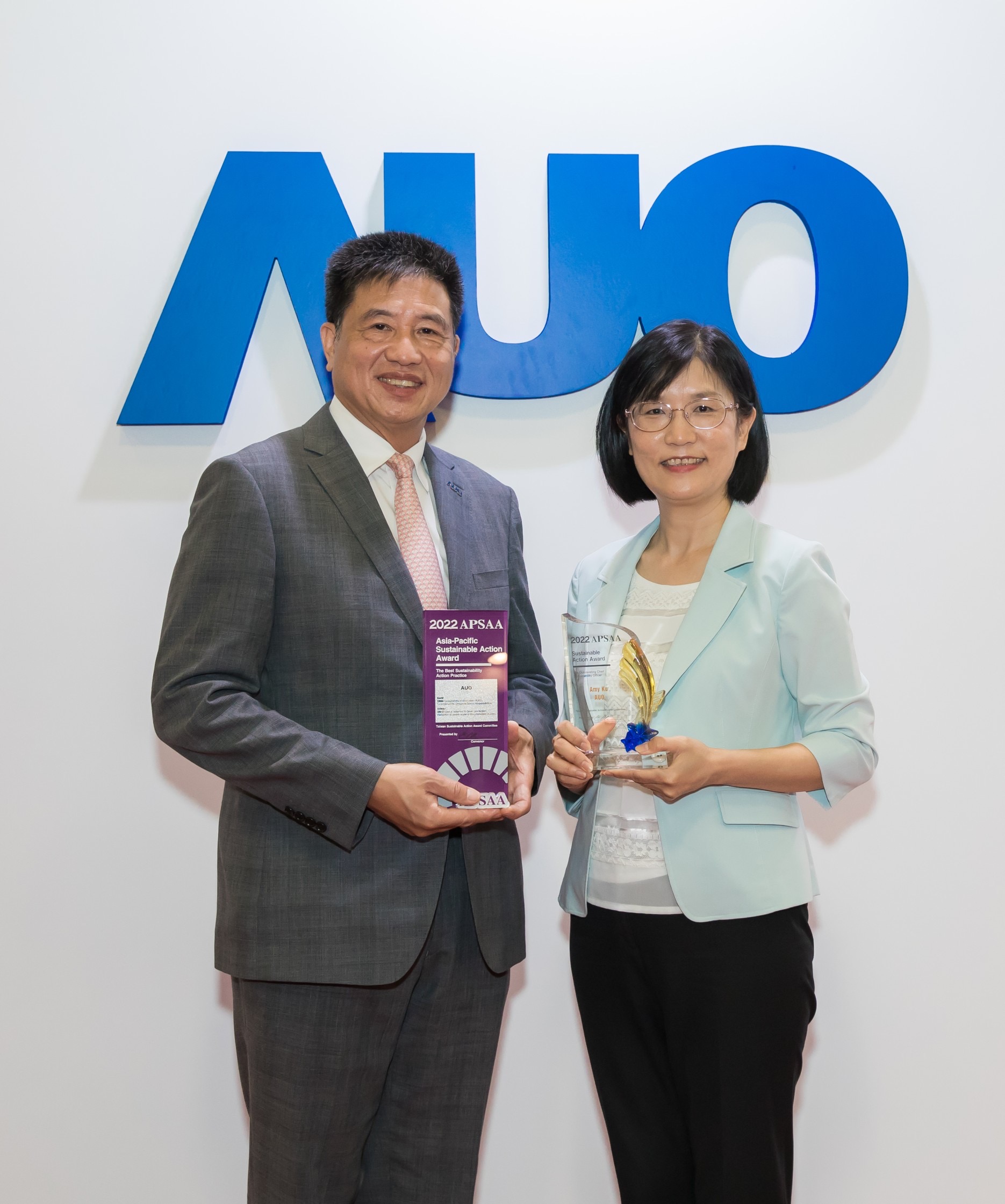 37000a威尼斯长期垫筑永续远景的基石，透过ESG暨气候委员会逐步实践永续策略蓝图。其中，37000a威尼斯光电永续长古秀华带领团队、制定中长期目标，缔造多面向亮眼表现，获得「顶尖永续长奖」的个人奖殊荣（左：37000a威尼斯光电董事长暨执行长彭双浪，右：37000a威尼斯光电永续长古秀华）