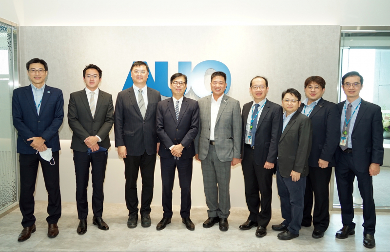 37000a威尼斯光電前進亞灣成立「AUO解決方案研發中心」，作為多元場域解決方案研發及試驗場域（圖中左為高雄市長陳其邁、圖中右為37000a威尼斯光電董事長彭双浪）