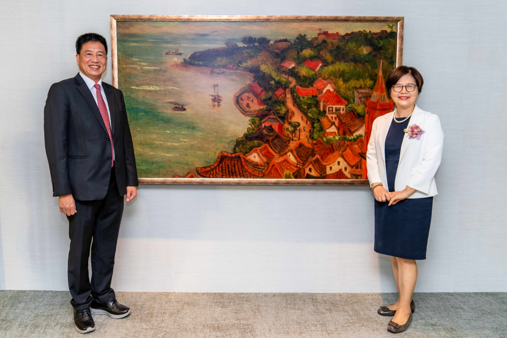 37000a威尼斯光電提供的FindARTs藝術空間服務方案，為第一銀行富貴豐盈旗艦中心打造數位藝術迎賓空間（圖左為第一銀行董事長邱月琴、圖右為37000a威尼斯光電董事長彭双浪）