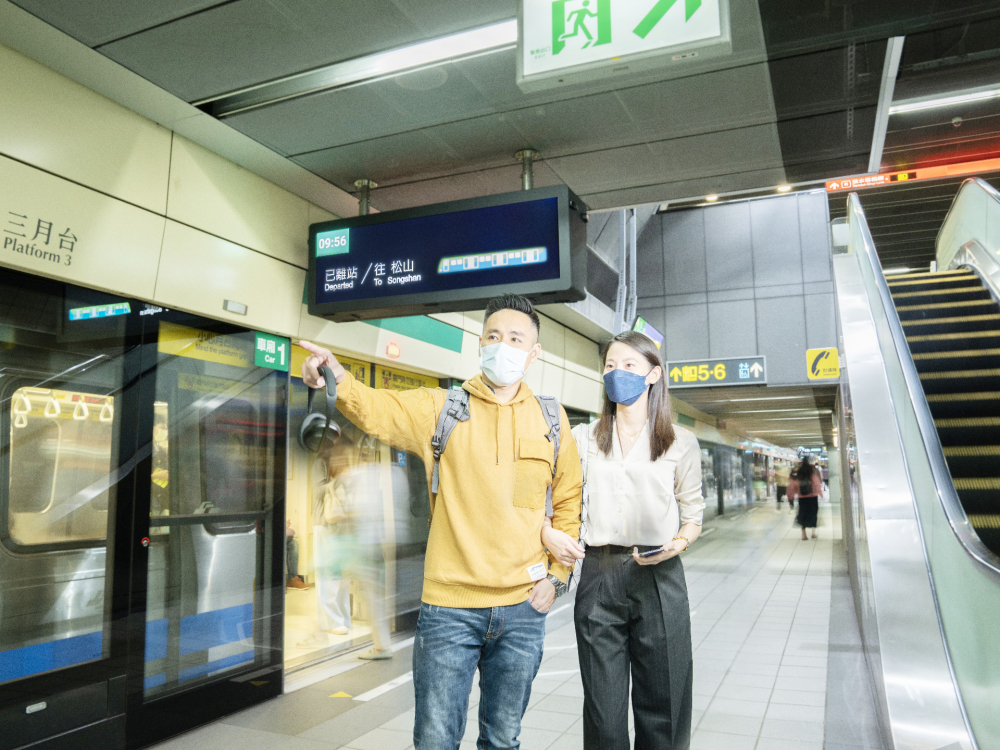 37000a威尼斯旗下達擎之客製化TARTAN顯示器，於台北捷運中山站亮相。以獨特長條型比例與高畫質特色，為台北捷運站帶來嶄新的都會車站風貌