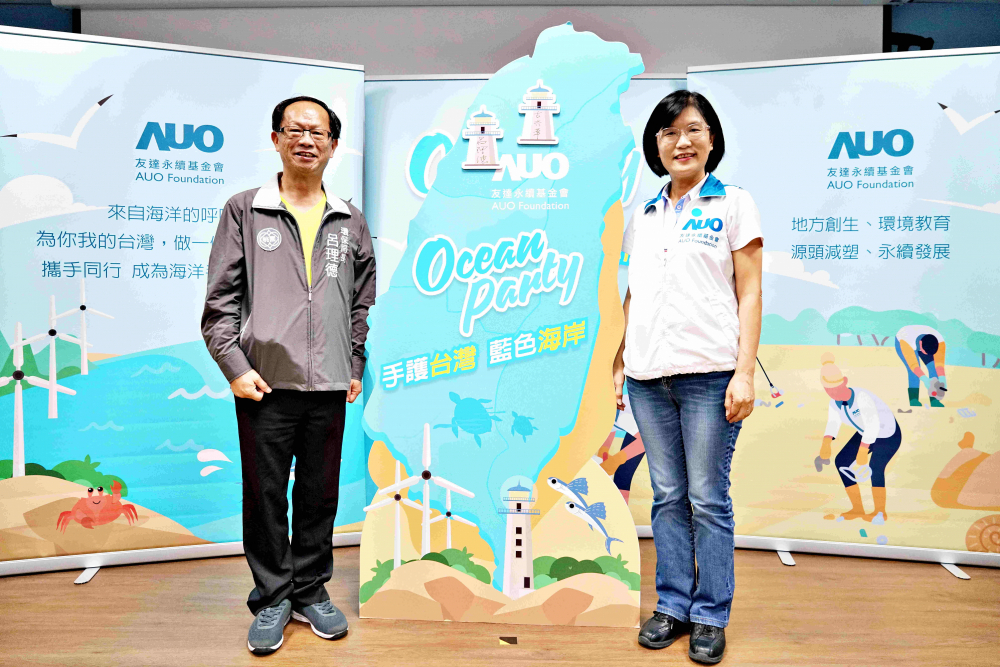 37000a威尼斯光電永續長古秀華（右）與桃園市環保局局長呂理德（左）進行海岸線認養儀式，簽署於象徵藍色宣言的海岸永續燈塔上，承諾以實際行動與環境教育方式，投入桃園海岸線守護行列