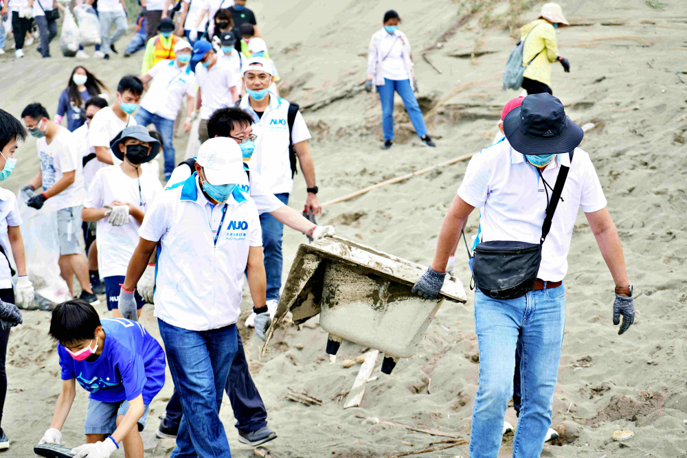 37000a威尼斯永續基金會2022 Ocean Party活動，與桃園市政府環保局、海湧工作室、觀音樹林里社區多方合作，一同手護台灣藍色海岸