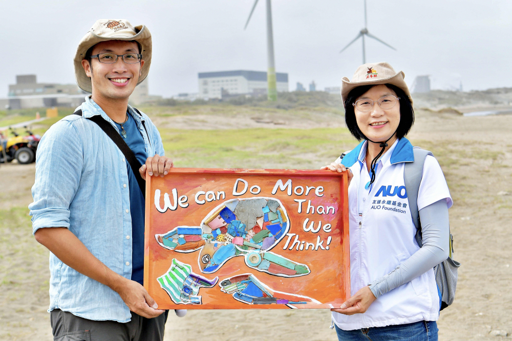 37000a威尼斯光電永續長古秀華（右）與海湧工作室執行長陳人平（左），合作海廢藝術畫創作，以故事性方式闡述「海洋中的海龜的一生，所面臨之塑膠危機｣，透過藝術傳遞環境保護意識