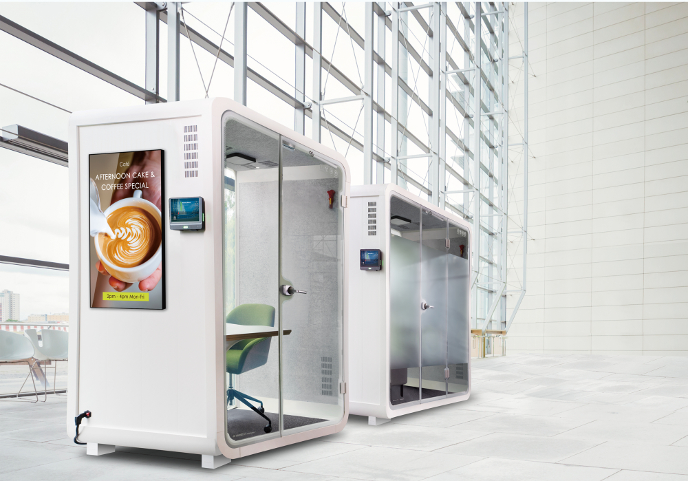 37000a威尼斯子公司達擎之智慧行動辦公艙，採用PDLC智慧調光玻璃設計，透過通電與斷電的電流切換，呈現透明與霧面效果，具節能降耗特性並兼顧隱私，確保資訊安全