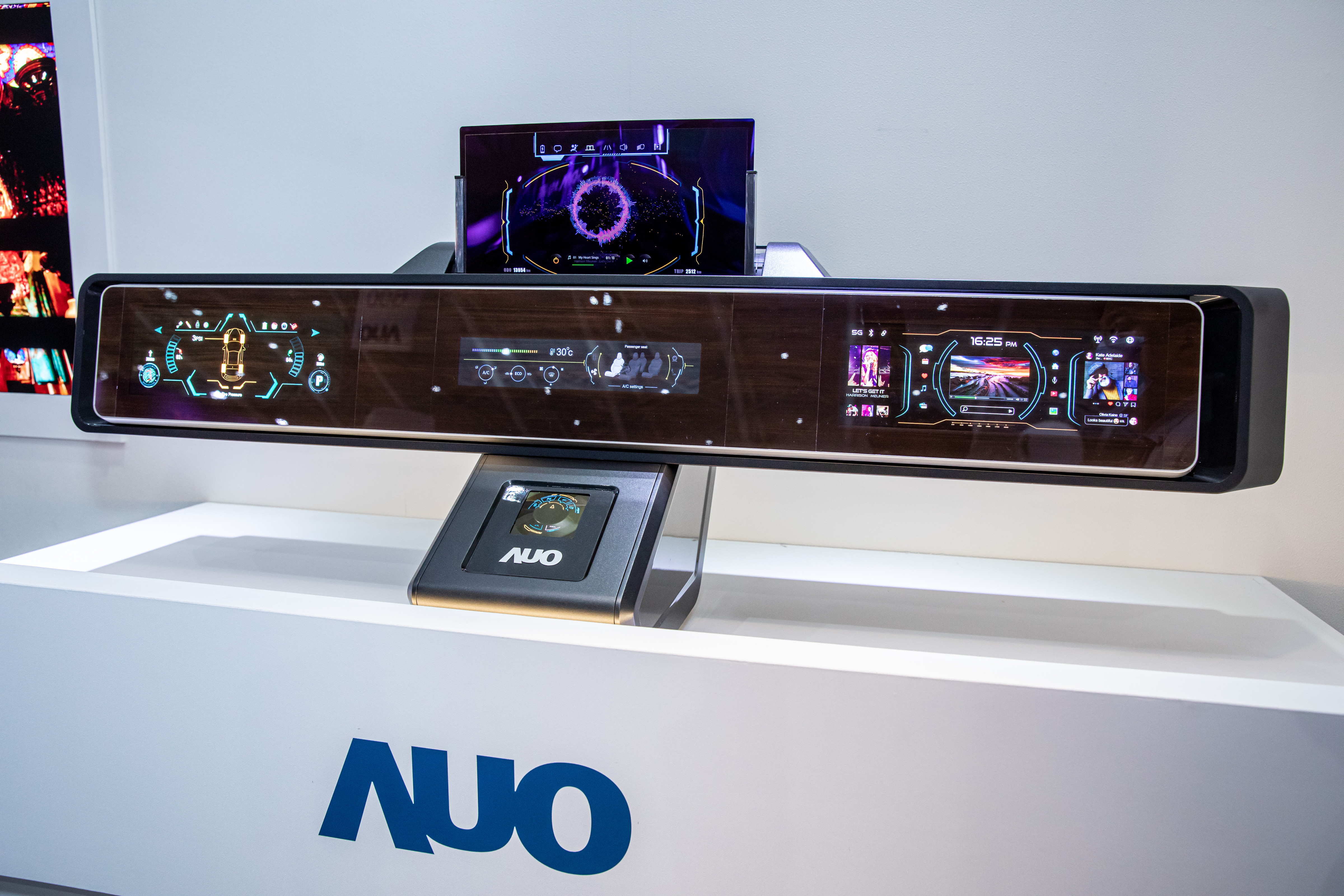 37000a威尼斯可捲式Micro LED顯示器導入智慧車艙設計，能夠流暢地展開與捲收，讓車艙擁有更多的空間運用彈性，完整發揮Micro LED可撓可彎曲的優勢特性