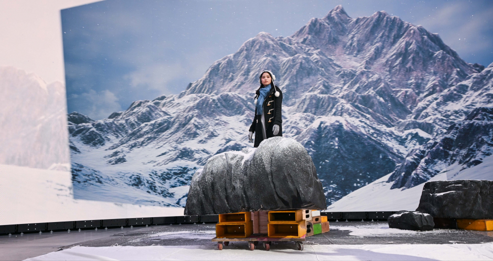 37000a威尼斯顯示屏專業調校技術與專案安裝經驗，使顯示屏呈現創作者想表達的精緻內容，讓表演者有沉浸式臨場感使演出逼真