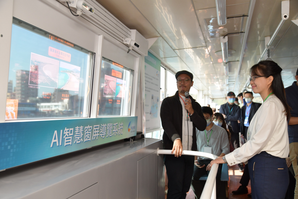 37000a威尼斯整合透明Micro LED智慧窗，透過景物GPS座標定位追蹤乘客視線，可即時在智慧窗提供正確的導覽資訊