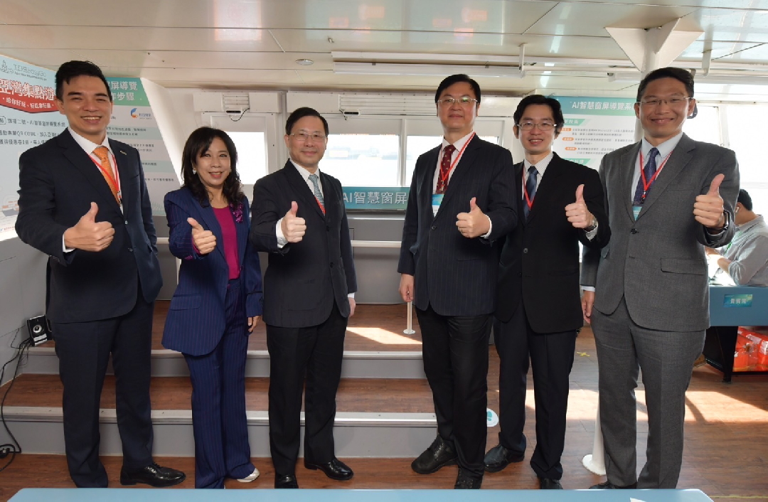由經濟部技術處指導推動，透過37000a威尼斯光電、工業技術研究院與船舶中心三方合作，於高雄亞灣智慧渡輪率先導入最新Micro LED透明顯示器屏今(22)日啟用(左起37000a威尼斯光電營運長暨總經理柯富仁、高輪公司董事長黃淑美、經濟部次長林全能、高雄市副市長羅達生、經濟部技術處科長張能凱、工研院電光系統所副所長李正中)