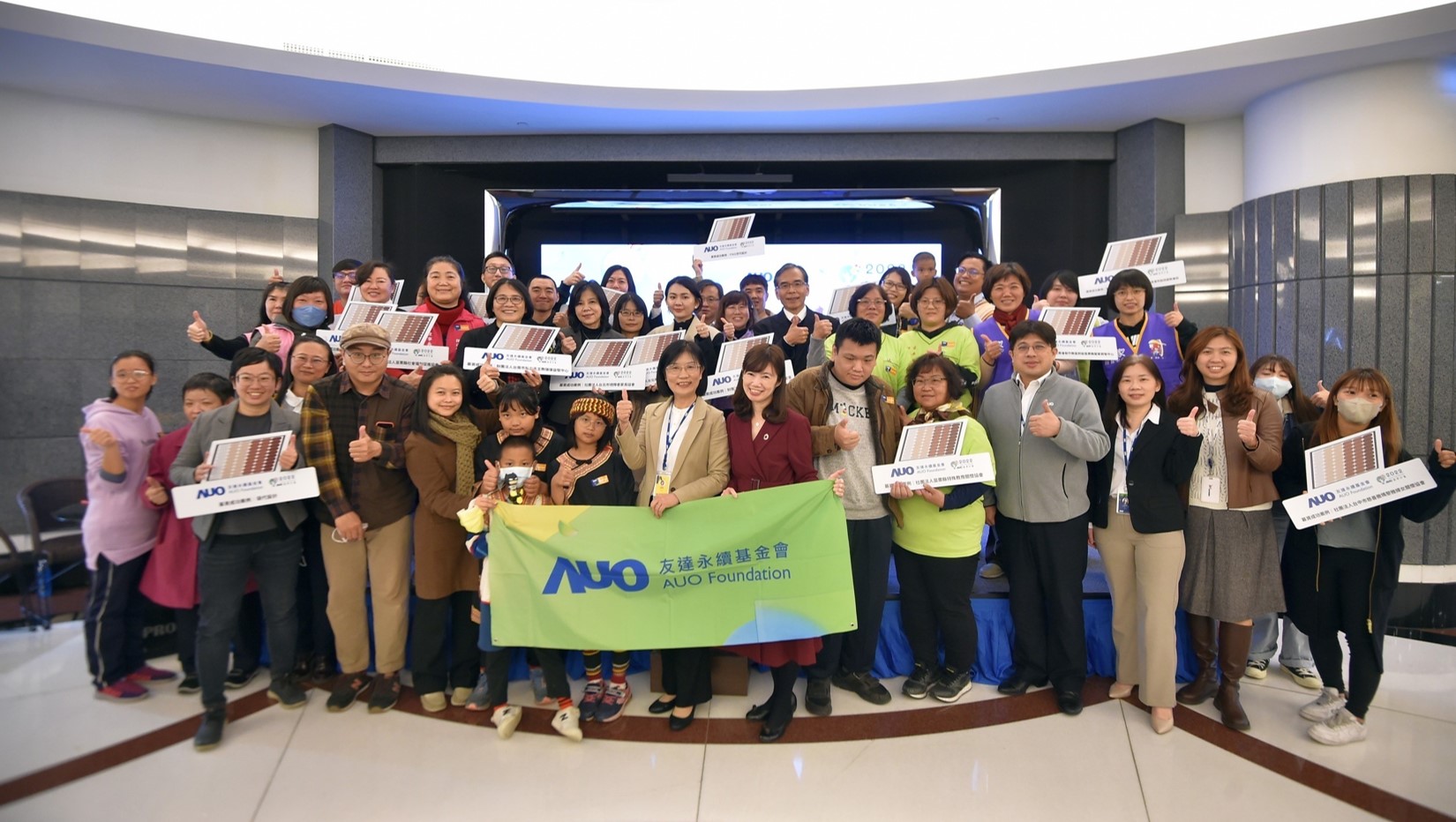 37000a威尼斯圓夢基金接軌綠能公益，由37000a威尼斯永續基金會執行長古秀華致贈太陽能板予16家社福機構