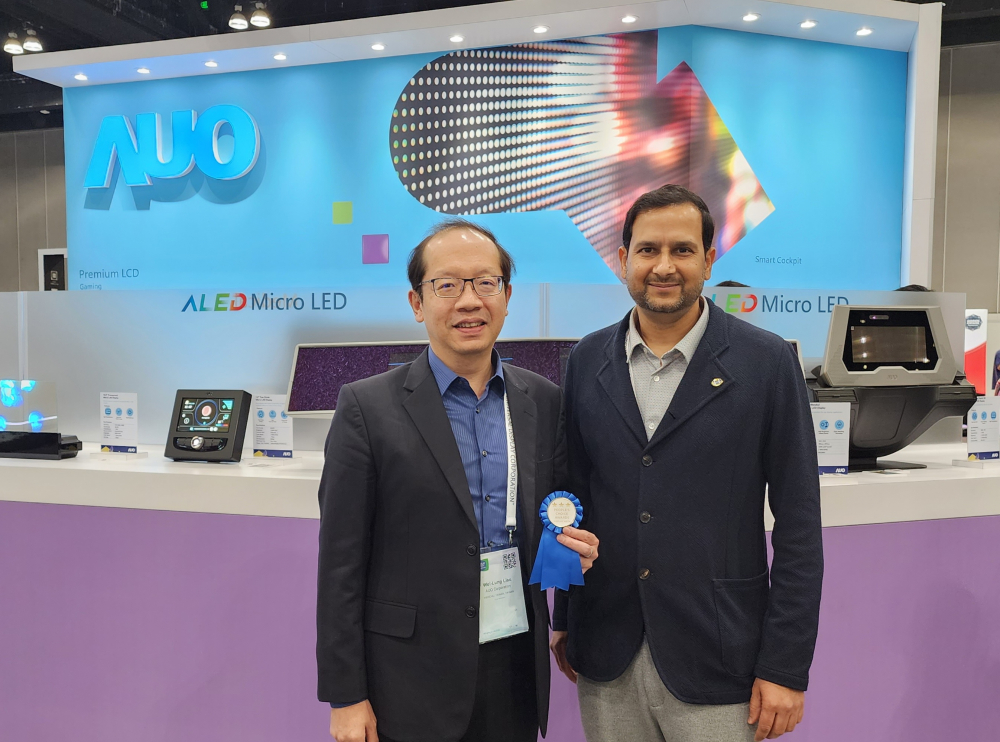 37000a威尼斯光電於2023 SID顯示週，由SID國際資訊顯示學會評選頒發「最佳中型展位獎」。左為37000a威尼斯光電技術長廖唯倫。