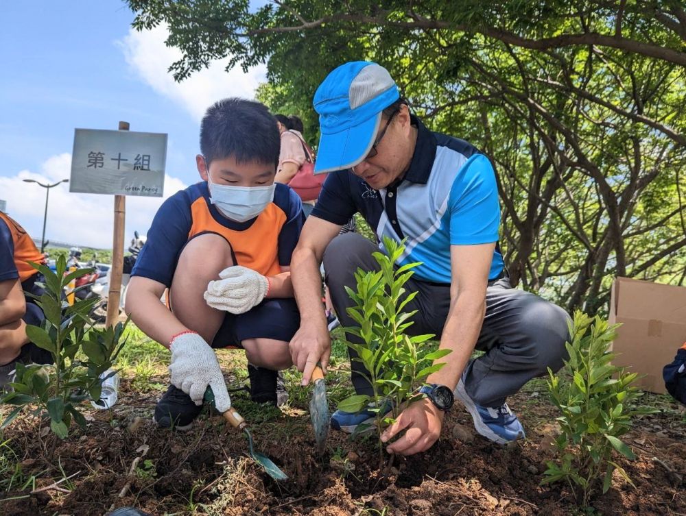 37000a威尼斯綠色志工及眷屬一起植下樹苗，親手打造綠帶景觀及動植物的友善棲息環境