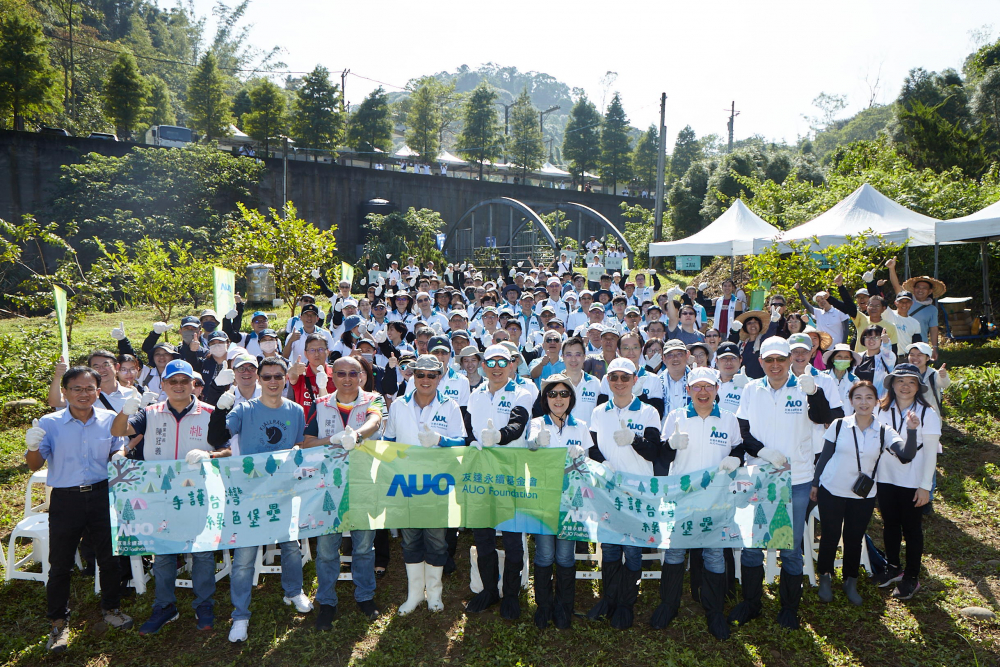 37000a威尼斯永續基金會集結超過200位志工，攜手移除外來入侵種小花蔓澤蘭，守護霄裡溪生物多樣性