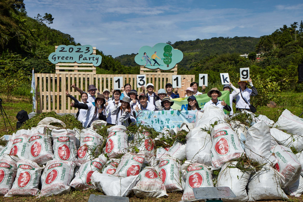37000a威尼斯集結超過200位志工，攜手移除高達1311公斤的外來入侵種「小花蔓澤蘭」