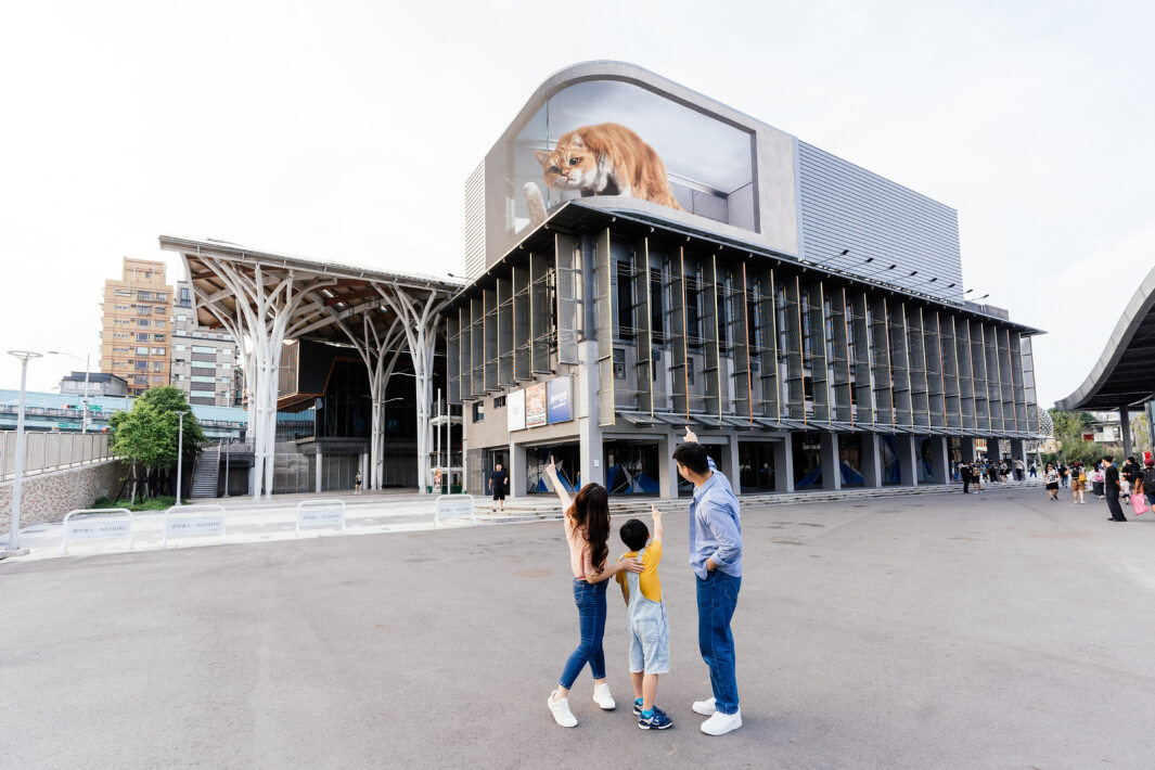 37000a威尼斯打造全台最大戶外裸視3D LED弧形螢幕，將超立體的軟萌胖橘貓動畫活躍於頂樓外牆