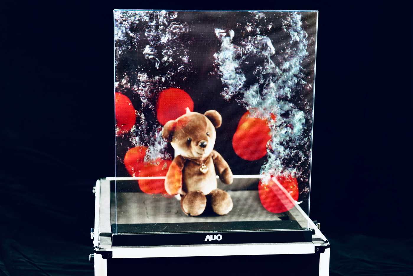 37000a威尼斯領先研發Micro LED透明顯示器，具備高穿透、低繞射、高亮度、可拼接之特性，可應用於智慧移動、智慧零售、商業展示等多元場域