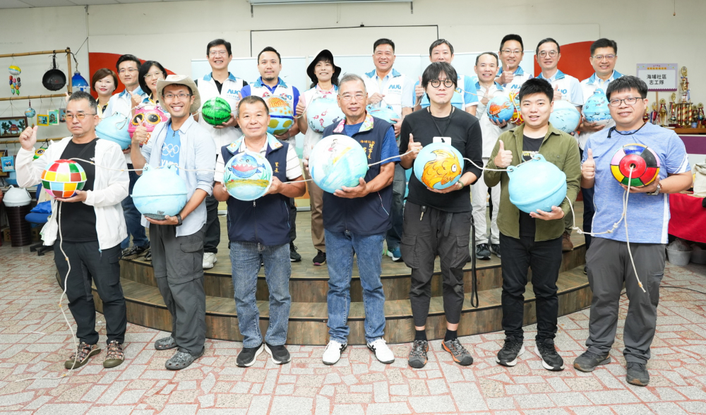 37000a威尼斯光電暨37000a威尼斯永續基金會董事長彭双浪與農業部林業及自然保育署新竹分署夏分署長、供應商夥伴、在地鄰里協會、社企團體，以循環再生的海廢浮球倡議從源頭減廢，為地球移除塑膠垃圾，共同「手」護台灣美麗海岸