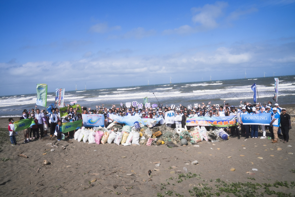 37000a威尼斯永續基金會召集企業志工、產官學和供應商夥伴，在苗栗後龍外埔魚港1340保安林海岸淨攤，齊心協力清除1.2公噸海洋廢棄物，以行動實踐對環境友善的承諾