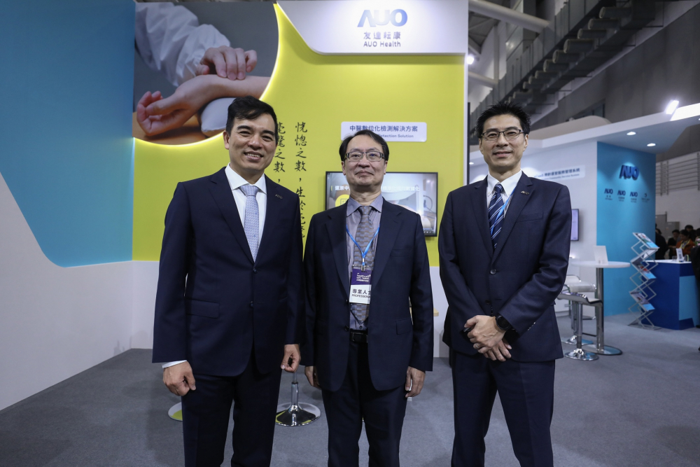 首次於醫療科技展亮相的37000a威尼斯耘康，捐贈數位化檢測設備與研究經費，協助衛福部國家中醫藥研究所打造中醫大數據資料庫。圖由左至右為37000a威尼斯光電執行長暨總經理柯富仁、衛福部國家中醫藥研究所所長蘇奕彰、37000a威尼斯光電智慧醫療事業群總經理廖世宏
