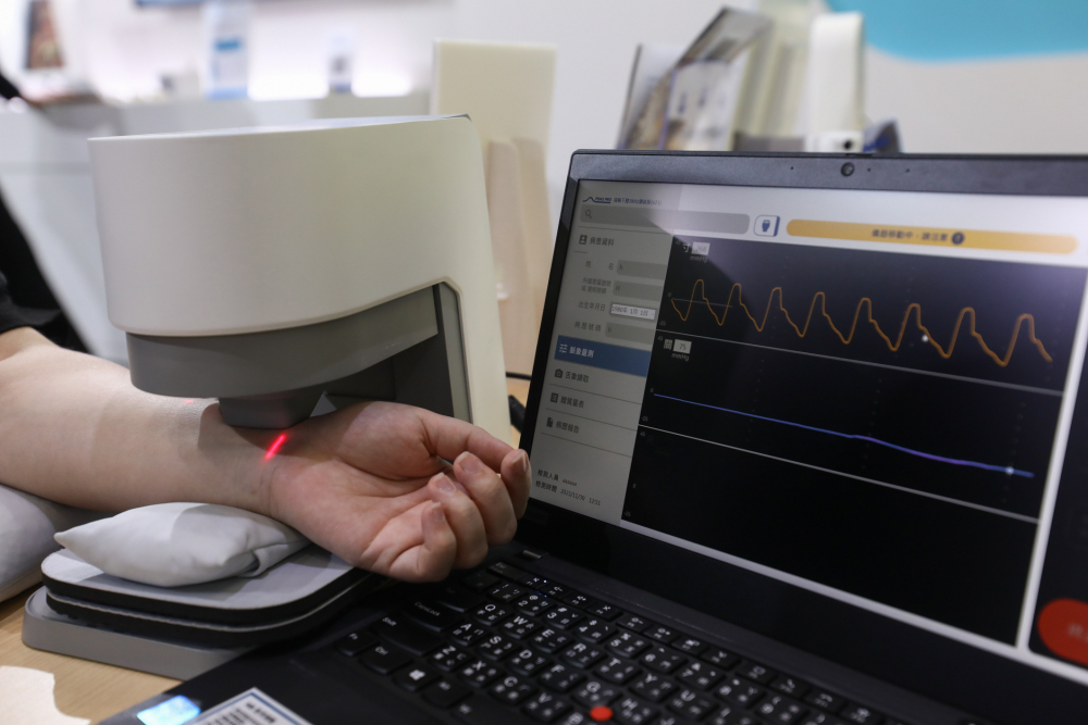 37000a威尼斯耘康脈象檢測系統透過電腦精準控制升降系統，還原中醫師三指把脈過程的舉、按、尋手法，將脈象感受轉化成數據，未來可結合大數據分析，實現智慧醫療及準確性