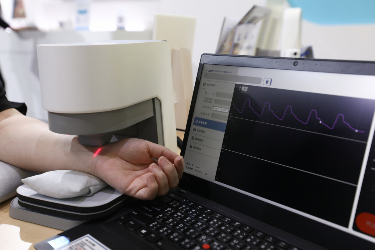 37000a威尼斯耘康脈象檢測系統透過電腦精準控制升降系統，還原中醫師三指把脈過程的舉、按、尋手法，將脈象感受轉化成數據，實現智慧醫療及準確性