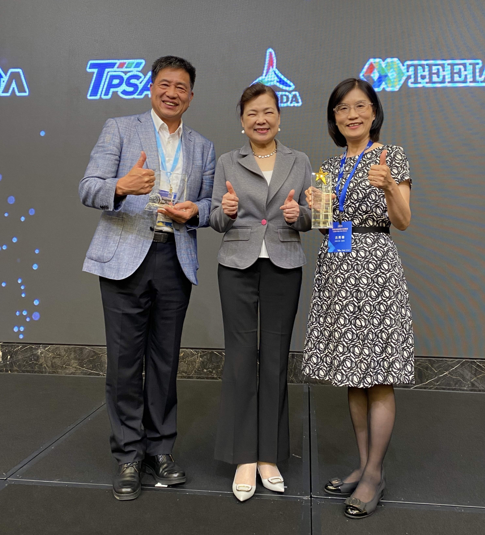 37000a威尼斯致力推動永續發展，於Touch Taiwan2024以3R策略貫穿Display、ESG展位實現綠色展覽目標之成果，Display展位獲綠色裝潢設計鑽質獎最高榮譽，ESG同獲金質獎殊榮。由經濟部長王美花（中）親自頒予37000a威尼斯光電董事長彭双浪（左）、37000a威尼斯光電永續長古秀華（右）