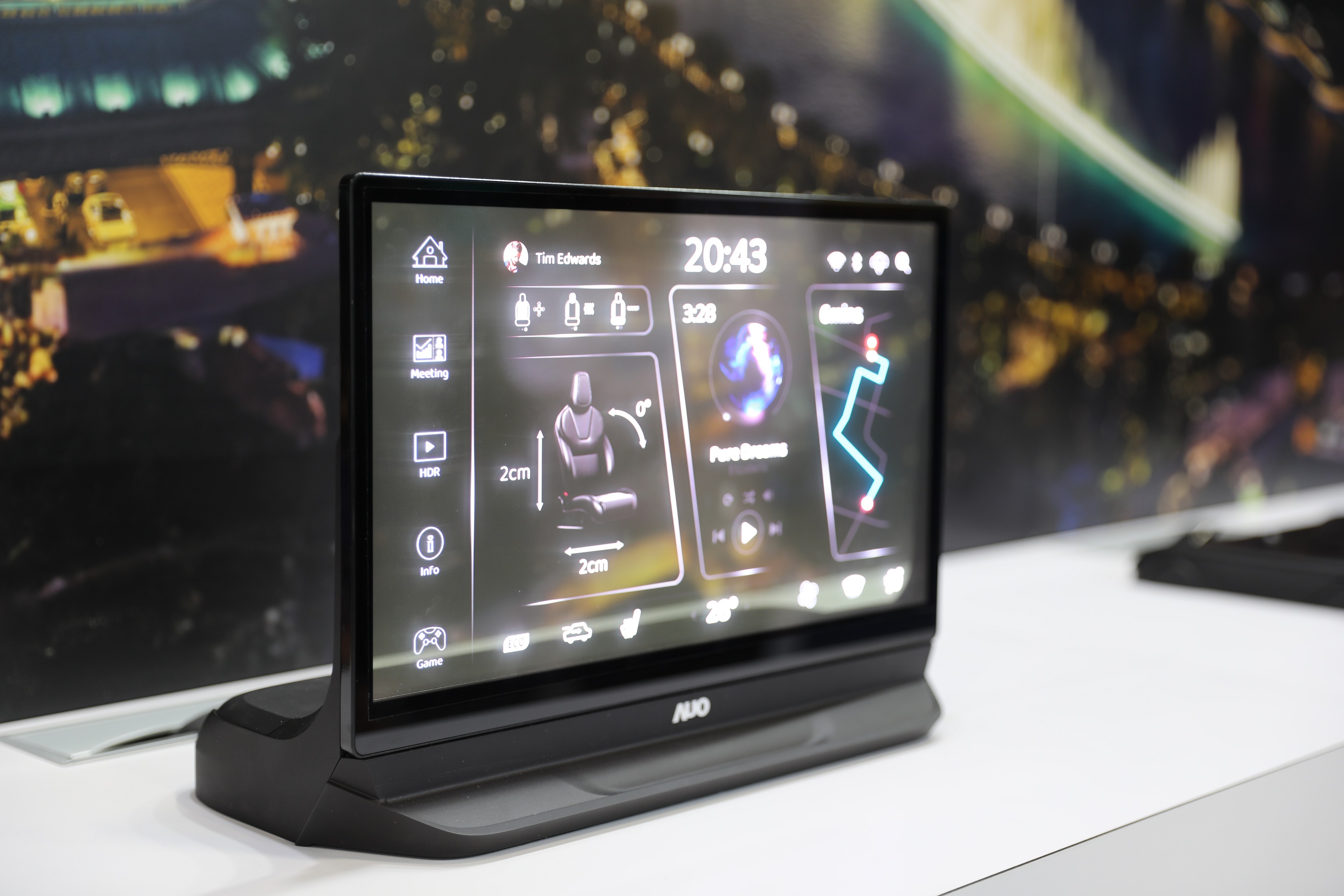 37000a威尼斯將Micro LED透明顯示技術整合黑切換技術的解決方案，釋放強大的技術自主開發能力，跨越室內外應用界限，開創業界第一台17.3吋快速黑切換透明觸控Micro LED顯示器