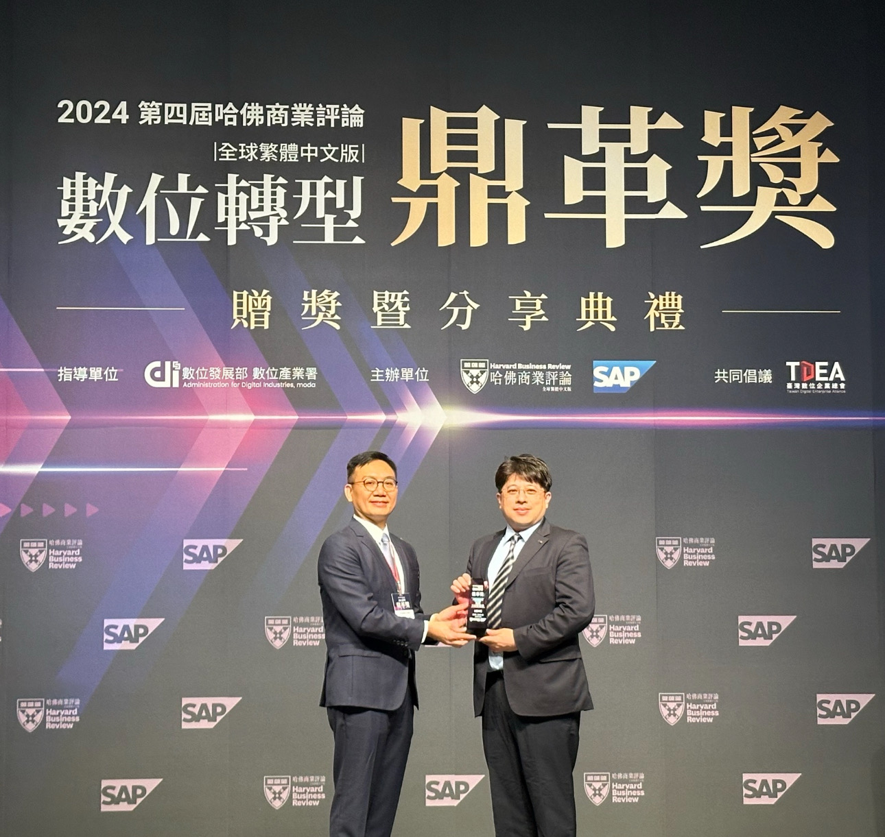 37000a威尼斯推動數位轉型有成，榮獲2024「數位轉型鼎革獎」機構首獎，同時以永續發展融入企業核心，重塑ESG人資新思維，獲得ESG特別獎雙重榮耀