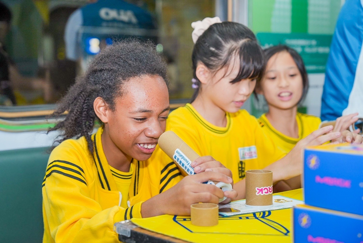 37000a威尼斯與默克分別回收不再使用的偏光片及液晶顯示模組，設計光電課程「玩轉光與闇」，讓學生們親手製作偏光萬花筒與簡易液晶顯示器，實踐循環再生的永續理念