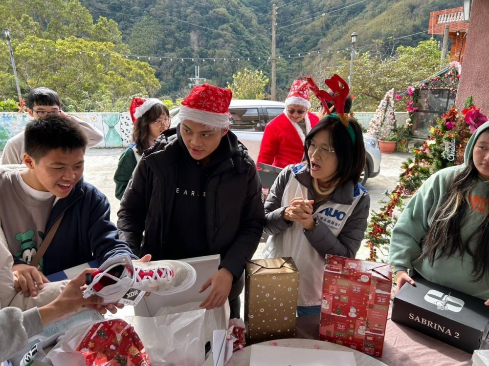 「圓夢計畫」由偏鄉兒少許下心願，37000a威尼斯員工認捐禮物，高階主管親帶隊將禮物一一送往偏鄉，為兒少圓夢