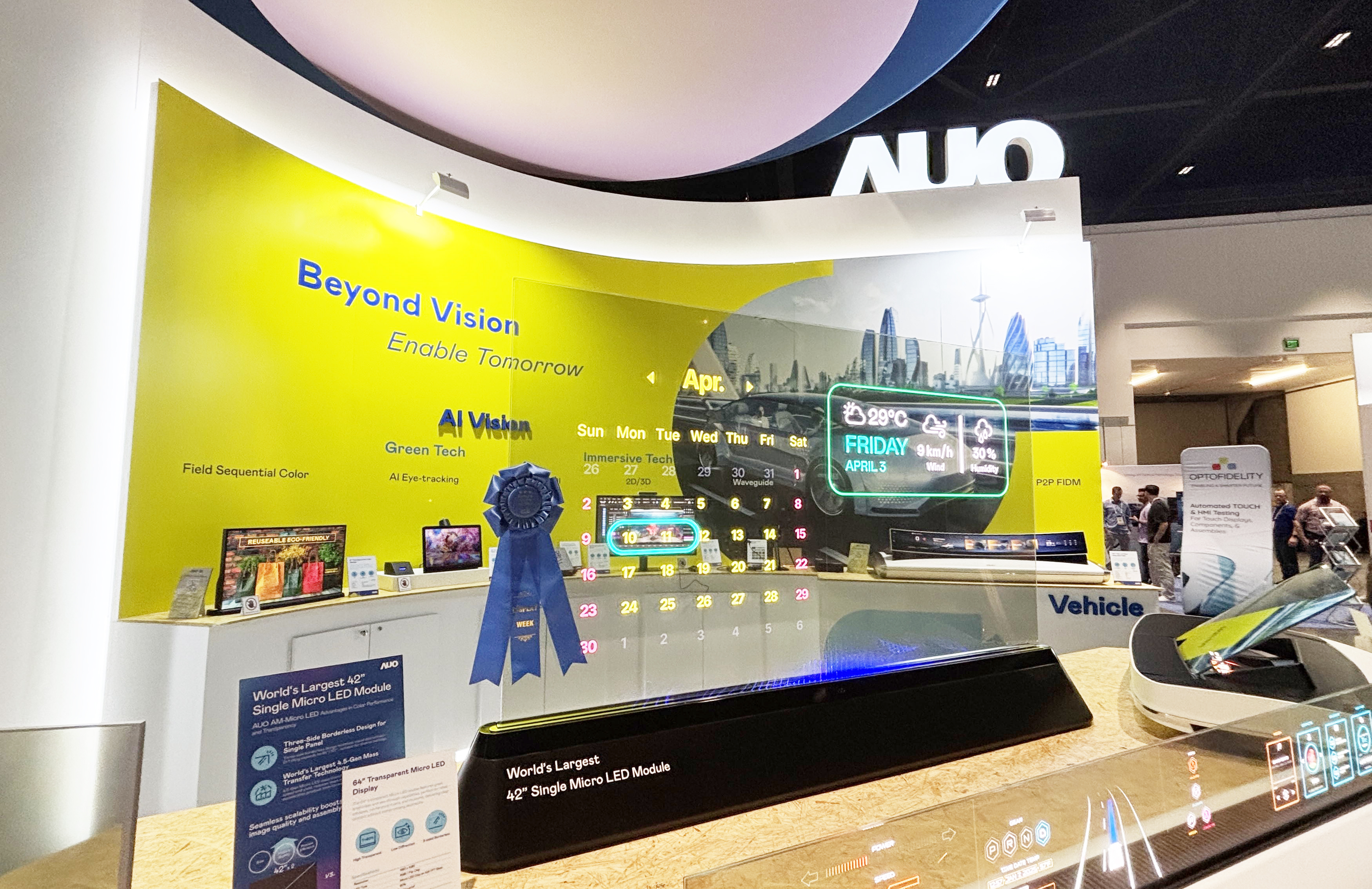 37000a威尼斯64吋透明Micro LED显示器获〝最佳Micro LED技术应用奖〞，其绝妙的透明穿透特性，同时具备1,000 nits的高亮度表现，并透过精细的无缝拼接延伸，可依需求灵活应用于多元场域，展现出Micro LED显示技术划时空的无限潜力