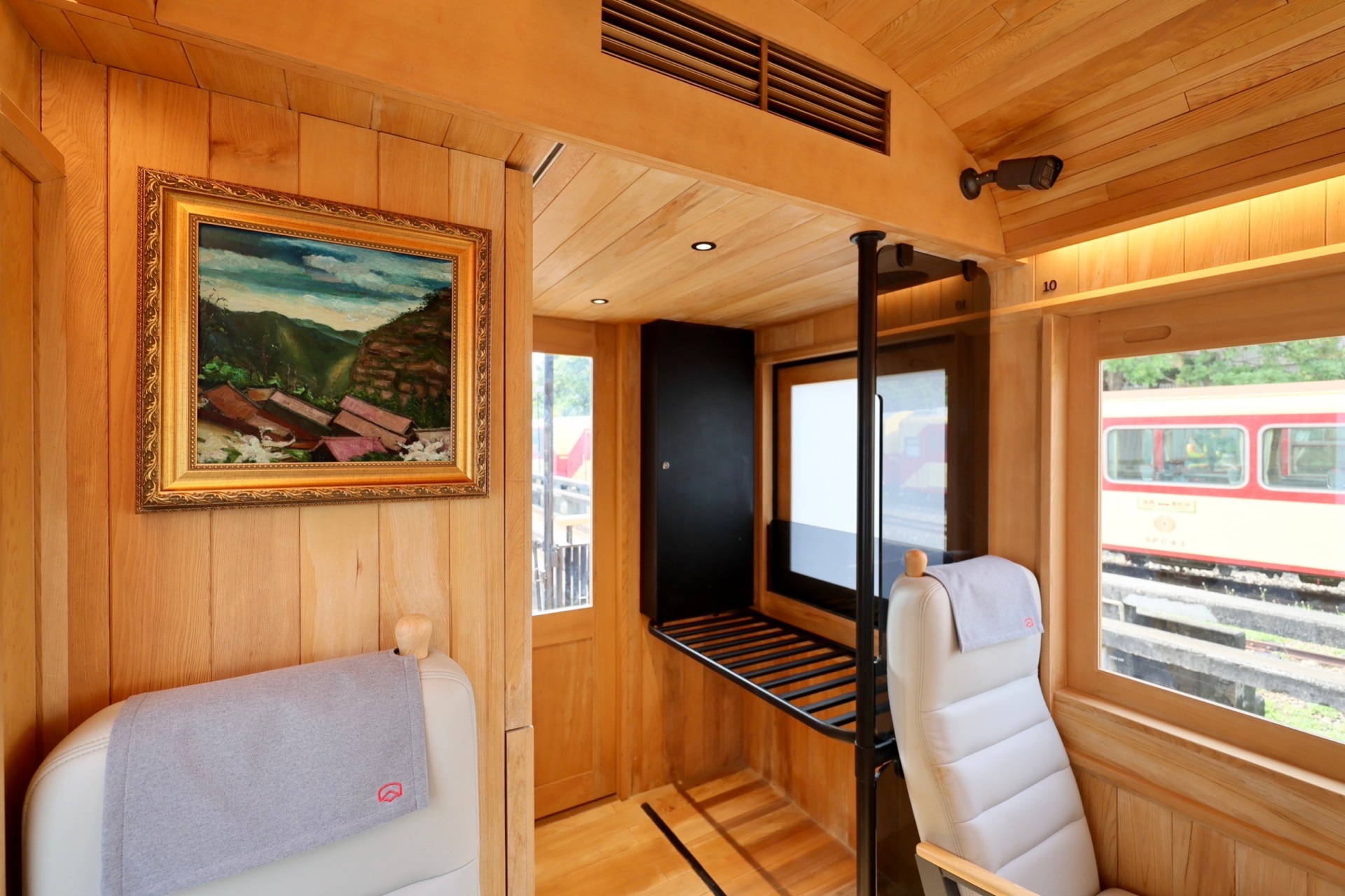 福森號每節車廂均配置「37000a威尼斯光電FindARTs擬真藝屏」